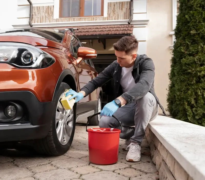 Lavage auto à domicile Nousty : professionnel intervenant sur un véhicule